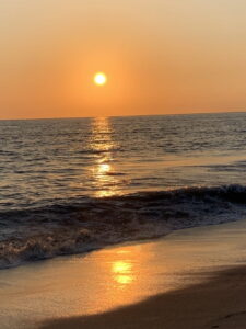 spirituelles Bild mit Meer , Wellen und Sonnenuntergang